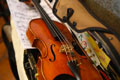 Meit - Dettagli: violino e spartiti